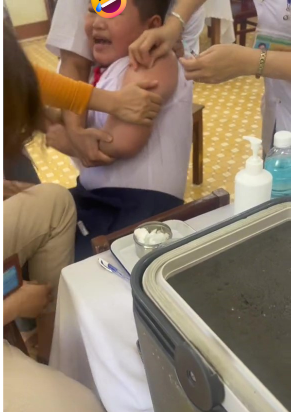Cụ thể, trong đoạn video có thể thấy một cô y tá đang cầm kim chuẩn bị tiêm cho cậu nhóc. Nhưng có lẽ vì quá hoảng sợ, cậu bé liên tục la hét, khóc lớn: “Đau…đau”.