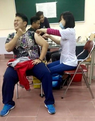 Thậm chí, một số phụ huynh còn lấy việc đi tiêm để dọa con khiến các bé mỗi lần nhìn thấy cây kim tiêm cũng đã khóc thét. Bên cạnh đó, việc nhìn thấy các bạn đau khi tiêm xong cũng làm cho các cô nhóc, cậu nhóc nảy sinh cảm giác sợ hãi mà la hét dù còn chưa tiêm.