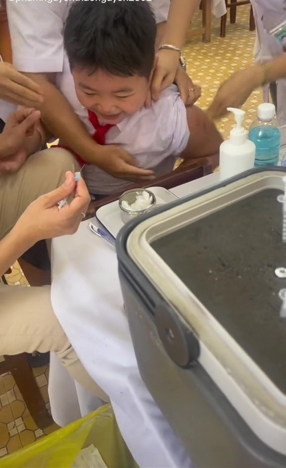 Mới đây, biểu cảm đáng yêu của cậu nhóc trong một đoạn video khi đi tiêm phòng được đăng tải lên mạng xã hội lại khiến nhiều người bật cười.