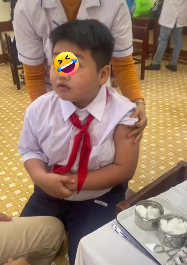 Khi vừa thấy miếng bông chạm vào da, cậu bé đã lập tức nhắm chặt mắt, mặt nhăn nhó, khổ sở khiến nhiều người nghĩ cậu nhóc rất đau.
