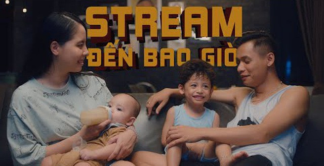 Thậm chí, nhiều người còn nhìn thái độ của bé Cáo mà bình luận rằng: "Bố làm bố con hơi lâu rồi đấy" hay "Con làm trò cười để bổ mua tiếng cười của các fan à".