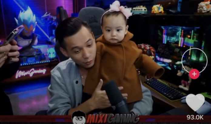 Trước khoảnh khác đầy đáng yêu của 2 bố con, dân tình rần rần bình luận.