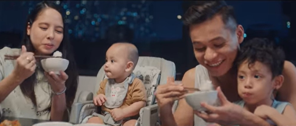 Trước đó, Độ Mixi cũng từng đưa cả gia đình mình vào MV triệu view "stream đến bao giờ".