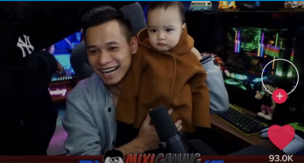 Đáng chú ý hơn để tăng độ dễ thương cho cậu con trai thứ hai, Phùng Thanh Độ còn đeo cả bờm hoa rồi kính râm cho cậu bé khiến hình ảnh càng đốn tim dân tình.