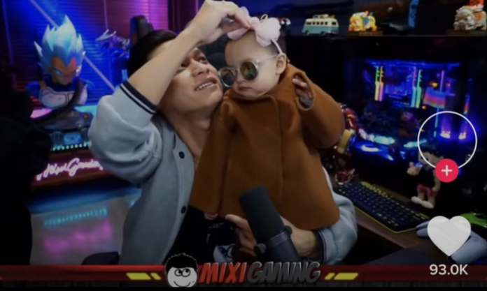 Trong phần giao lưu, Độ Mixi chia sẻ: ": “Này trông nó kiểu đội mũ đáng yêu vậy thôi chứ khi nó bỏ mũ ra nó xấu cực nhé…. Mình đẹp như một bông hoa mà ai cũng thích, chu đáo, tin cậy. 77 hàng đào”.