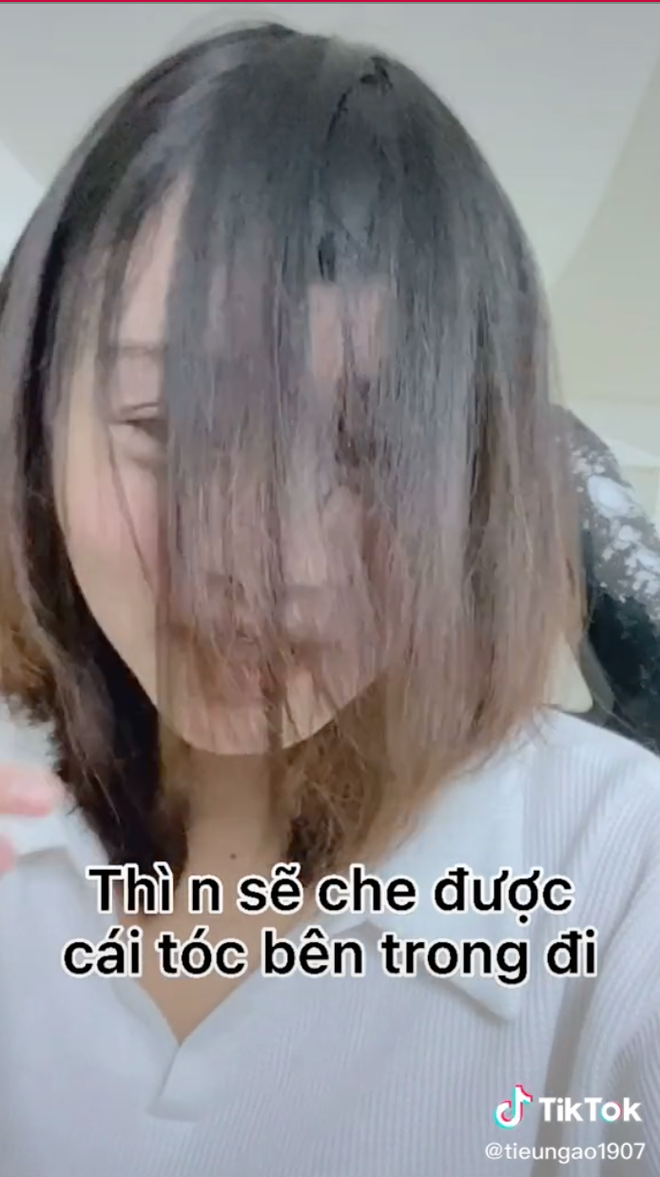 Song, người tính không bằng trời tính, phần vì số lượng tóc cô nàng lấy khá ít, phần vì chiếc kéo không chịu nghe lời khiến tóc mái lần này cũng tít ở trên trán, màn tự xử tóc tai ở nhà của cô nàng fail thêm một lần nữa.