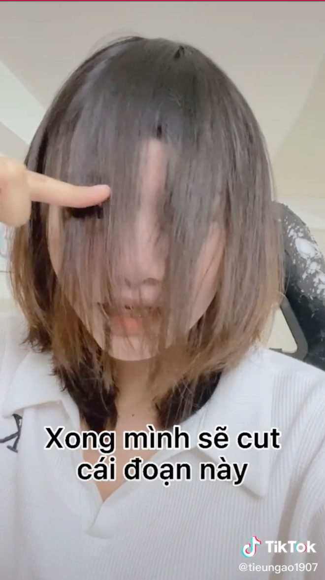 Cách "chữa cháy" của cô nàng khá đơn giản, chỉ cần lấy thêm 1 ít tóc dài của hai bên, cắt ngắn lại tí là che hết được phần tóc mái nham nhở bên trong.