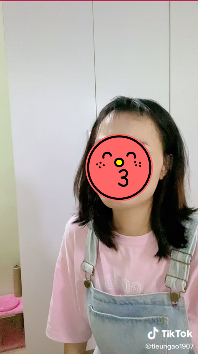 Số là trước đó ít hôm, dưới sự hỗ trợ của người thân, cô nàng đã biến hình từ kiểu tóc mái dài chấm mắt sang kiểu tóc lửng lơ, ngắn cũn cỡn sát da đầu vô cùng khôi hài.