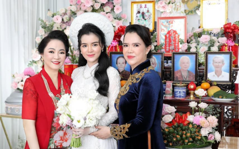 Kèm theo đó, nhan sắc của con dâu mới của bà chủ khu du lịch Đại Nam cũng trở thành đề tài được cõi mạng bàn tán.