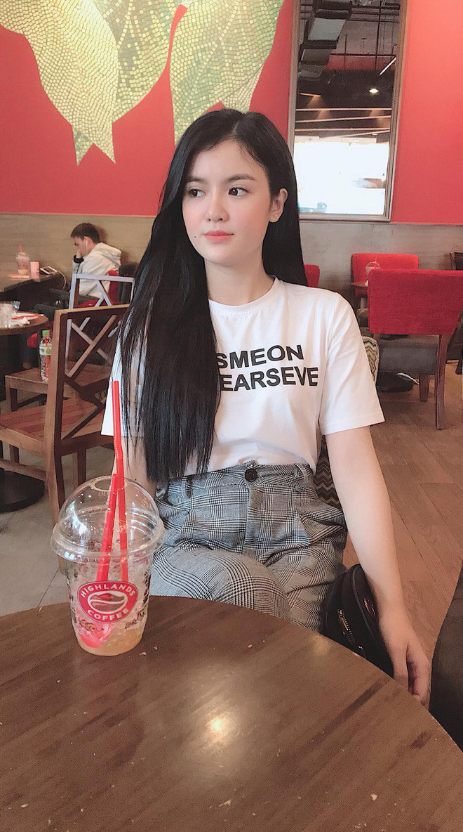 Cùng ngắm nhìn thêm những bức ảnh được dân mạng kịp lưu lại trước khi Facebook của con dâu bà Nguyễn Phương Hằng là Quế Long trước khi biến mất bất thường.