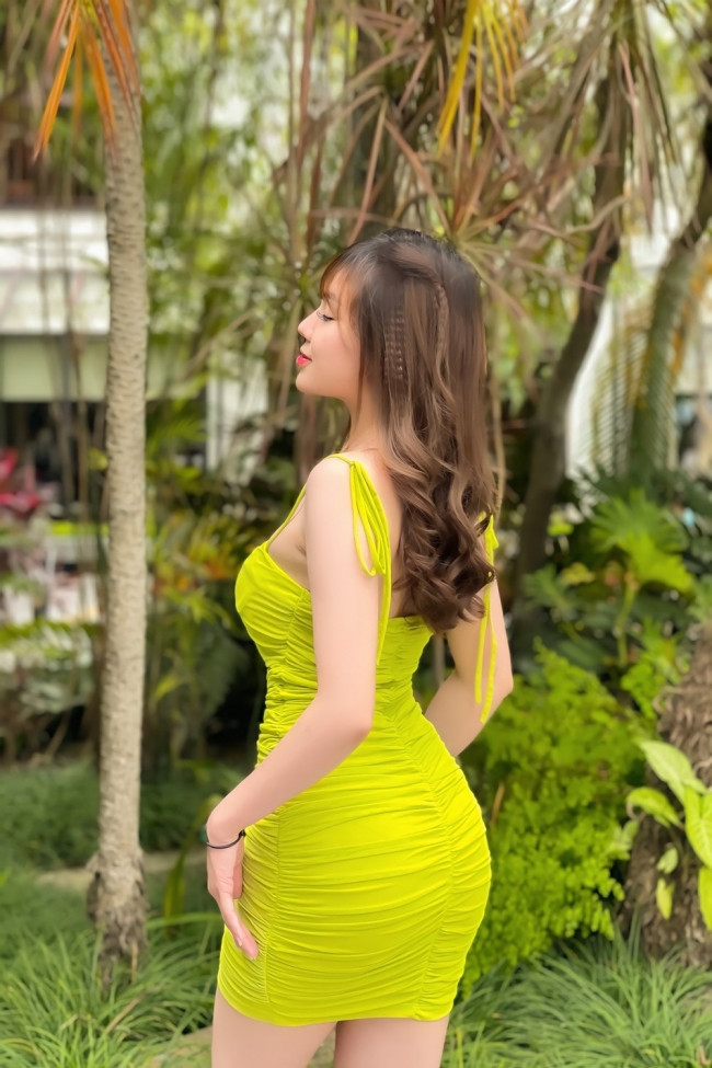 Bên cạnh một số lời chê bai, có người cho rằng việc soi xét cả trang phục đời thường của giảng viên là quá khắt khe.