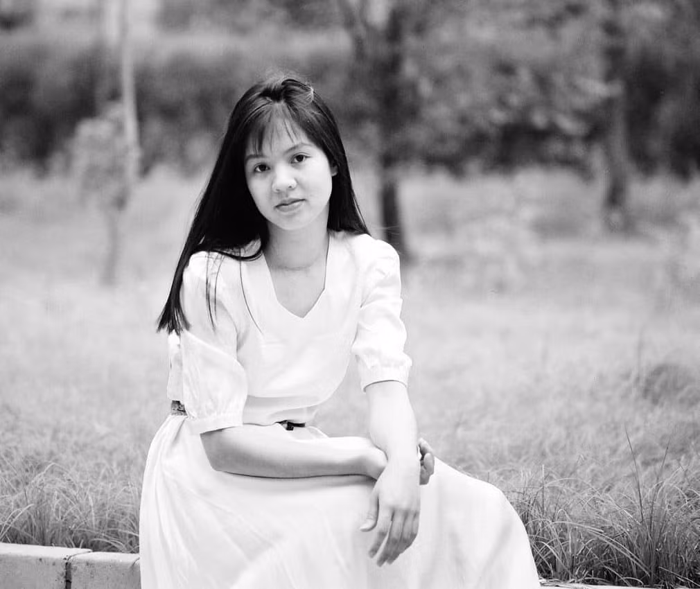 Diễm Quỳnh học chuyên Văn tại trường THPT Chuyên Hà Nội - Amsterdam, sau đó du học và tốt nghiệp thạc sĩ ngành Ngôn ngữ Trung Quốc và Hán ngữ tại Bắc Kinh.