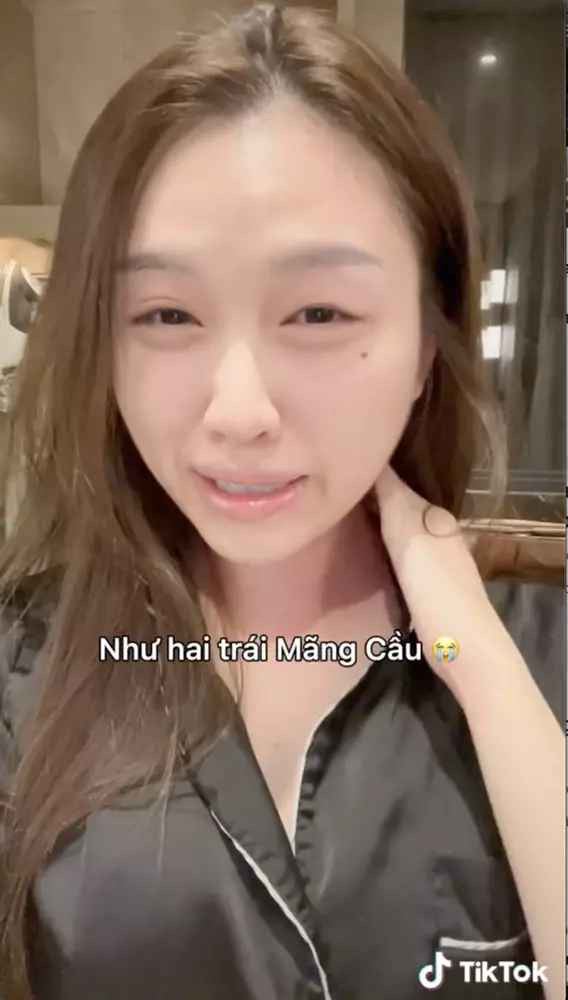 Tại đây, Thanh Thanh Huyền chặt chém chẳng kém dàn khách VIP khi diện chiếc đầm đen bó sát, khoét eo, khoe trọn vóc dáng nóng bỏng. Cô đã thể hiện sự tự tin, dẫn dắt vô cùng linh hoạt. Thế nhưng, điểm khiến người xem chú ý chính là cách trang điểm của nữ MC.