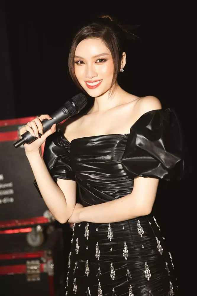 Theo đó, ở một số bức ảnh do team qua đường ghi lại, bạn thân Ngọc Trinh bị nhận xét già dặn vì cách make-up không phù hợp. Ngoài ra, do chụp thiếu sáng nên làn da của cô đã bị xỉn đen khác hẳn với hình ảnh đăng "phây".