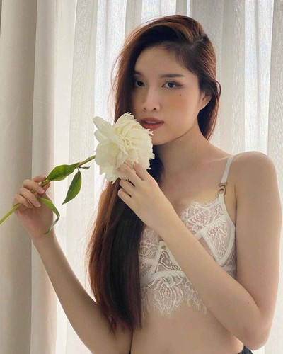 Cách đây ít tháng, Thanh Huyền gây xôn xao khi ảnh mặt mộc và ảnh trang điểm khác xa ngàn cây số.