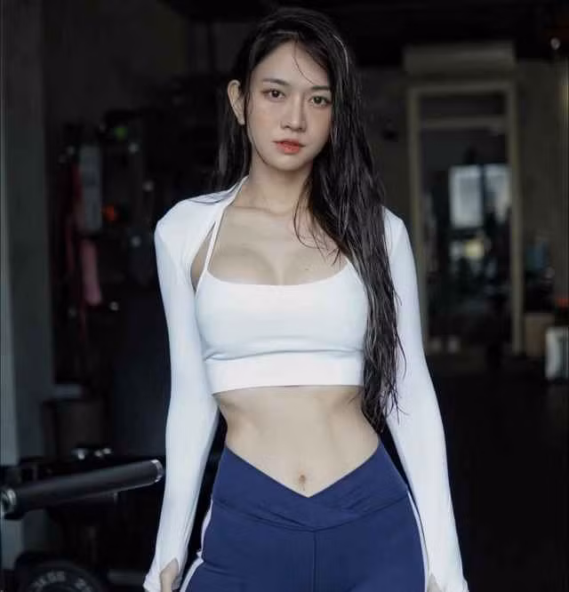 Mới đây, Lê Bống gây bất ngờ cho người hâm mộ khi khoe eo thon săn chắc của mình trên mạng xã hội. Sự trở lại của cô nàng với vẻ ngoài hoàn hảo khiến dân tình dễ nhớ lại ký ức xưa.