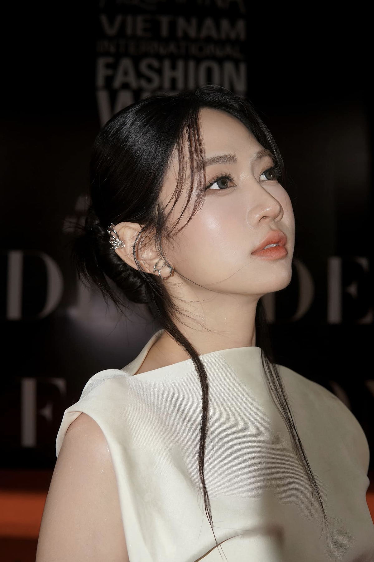 Tưởng như hot girl này bỏ dở tinh thần cũ thì với lần này, Lê Bống đã khiến người hâm mộ bất ngờ khi khoe vòng eo thon gọn và cơ thể săn chắc.