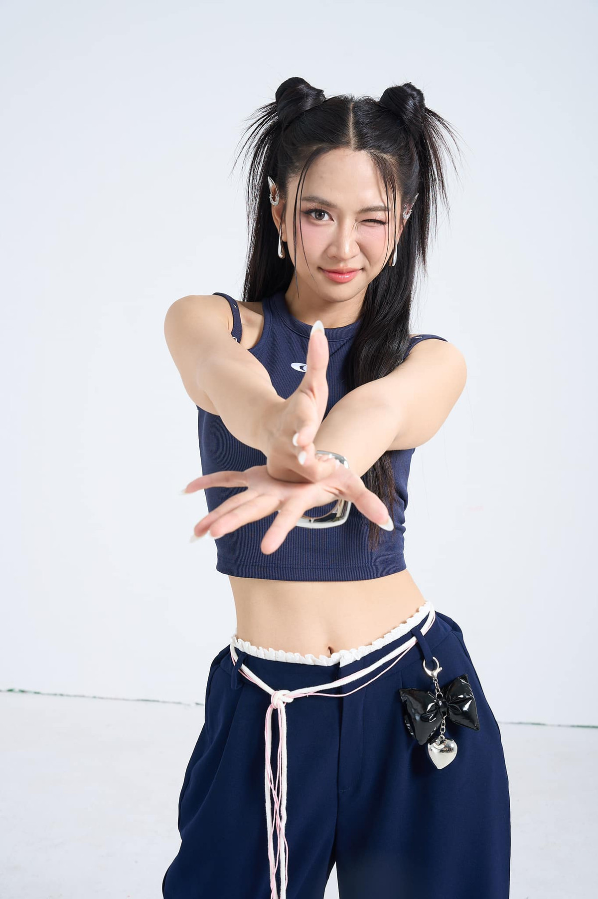 Với sự thay đổi hình ảnh mạnh mẽ trong thời gian qua, Lê Bống không chỉ thu hút sự chú ý bởi vẻ ngoài thay đổi ngoạn mục mà còn nhận được nhiều lời khen ngợi về sự tự tin và nỗ lực không ngừng để hoàn thiện bản thân.