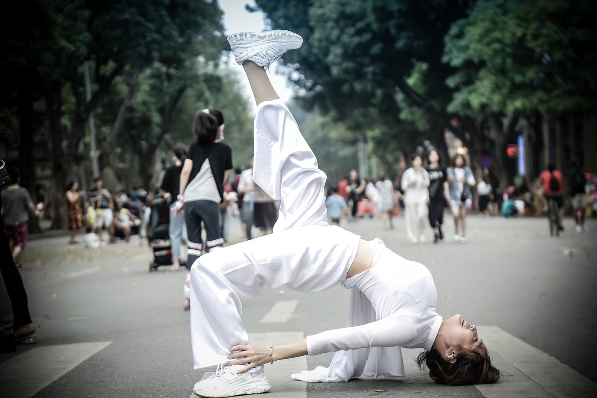 Hình ảnh con gái mặc áo dài đi sneaker đã không còn xa lạ. Nhiều ý kiến cho rằng sự kết hợp này chẳng liên quan và cũng không ít bình luận khen ngợi vì quá đỗi dễ thương.