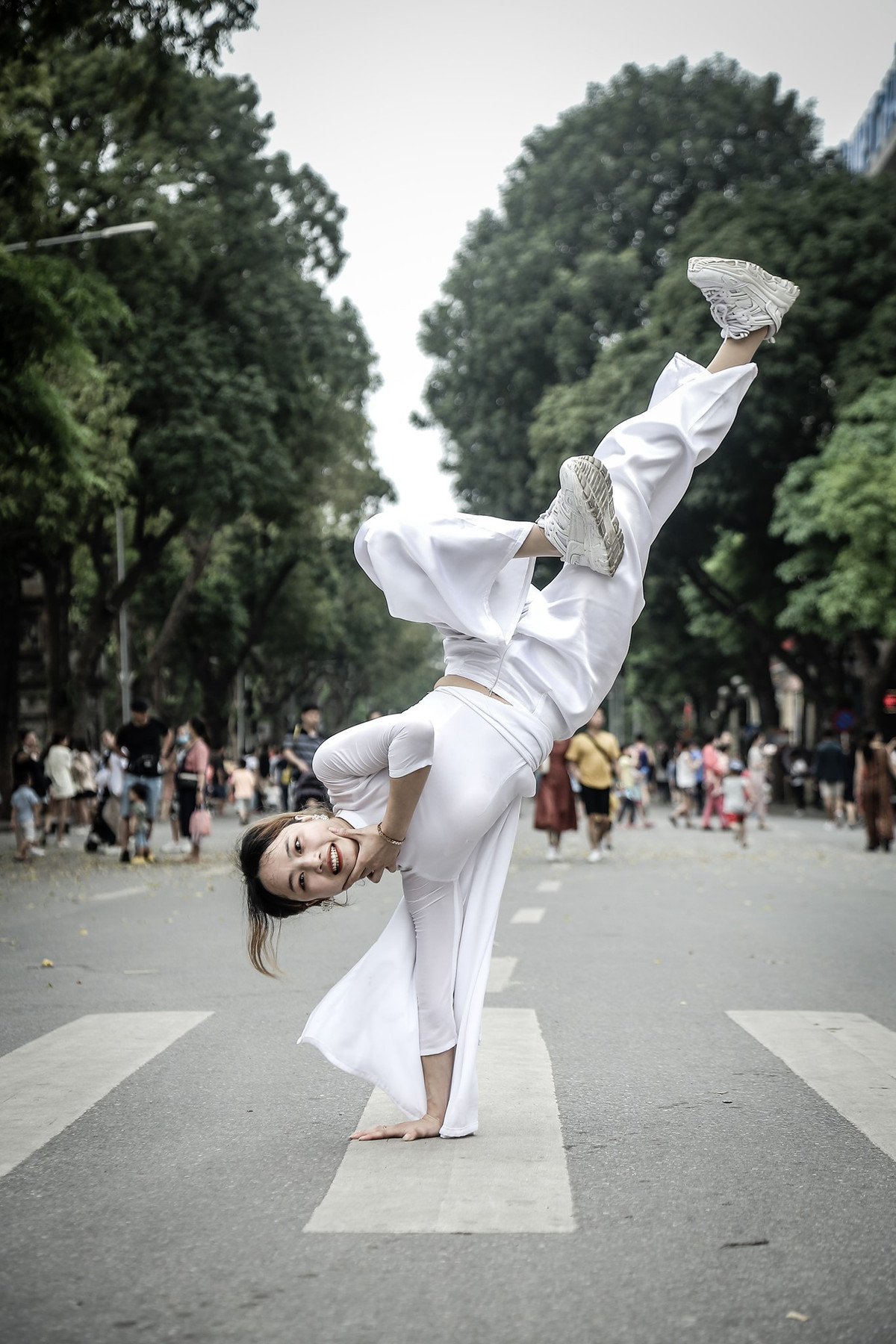 Phía dưới bộ ảnh, dân mạng đã chia phe tranh cãi. Phía không đồng tình cho rằng sự kết hợp này chẳng liên quan gì và làm ảnh hưởng đến hình ảnh áo dài truyền thống.