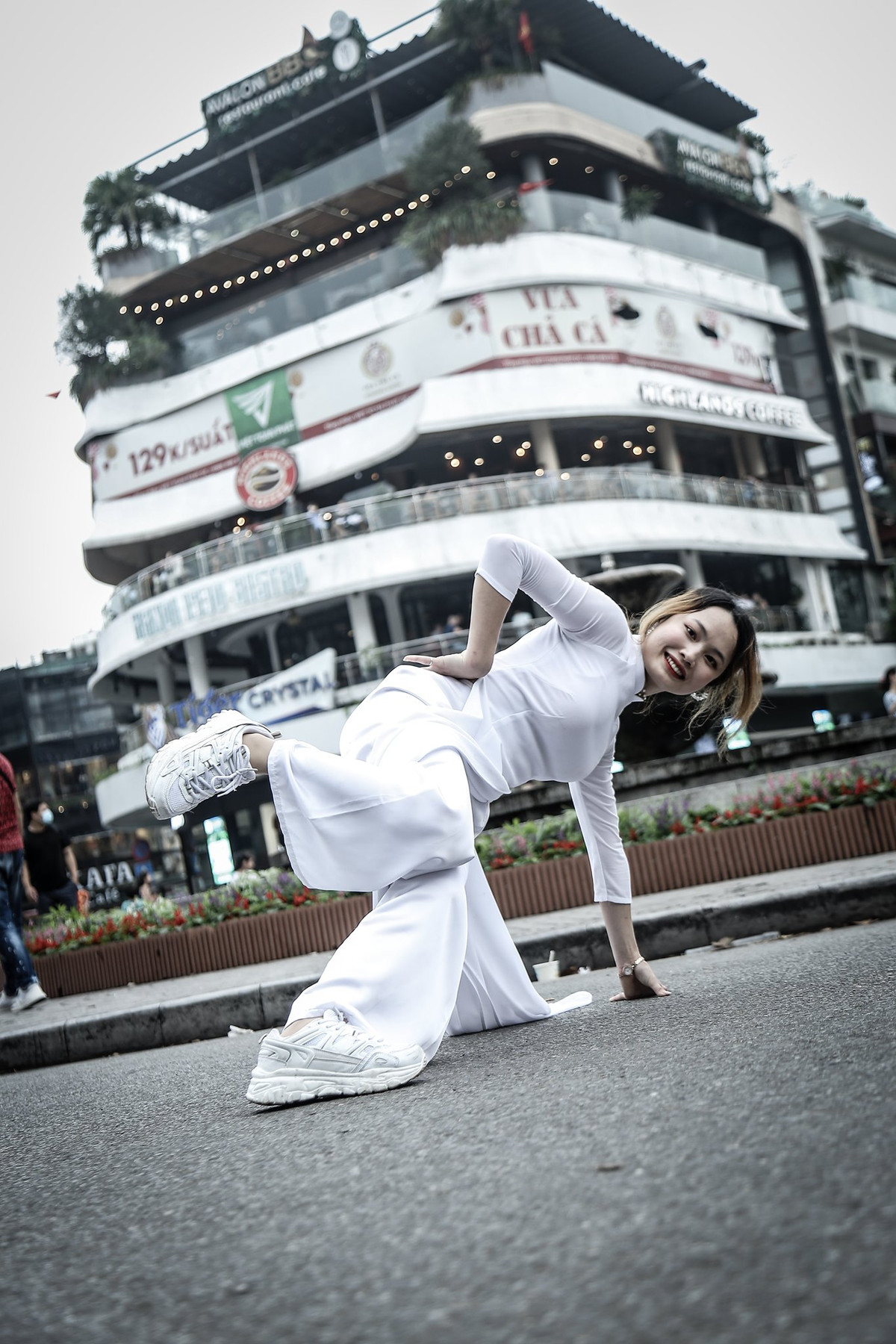 Đứng trước màn tranh cãi nảy lửa của dân mạng, Thùy Vũ mới đây đã lên tiếng. Cô cho biết cảm xúc hơi buồn 1 chút tuy nhiên cô bạn chọn cách im lặng, không đáp trả.