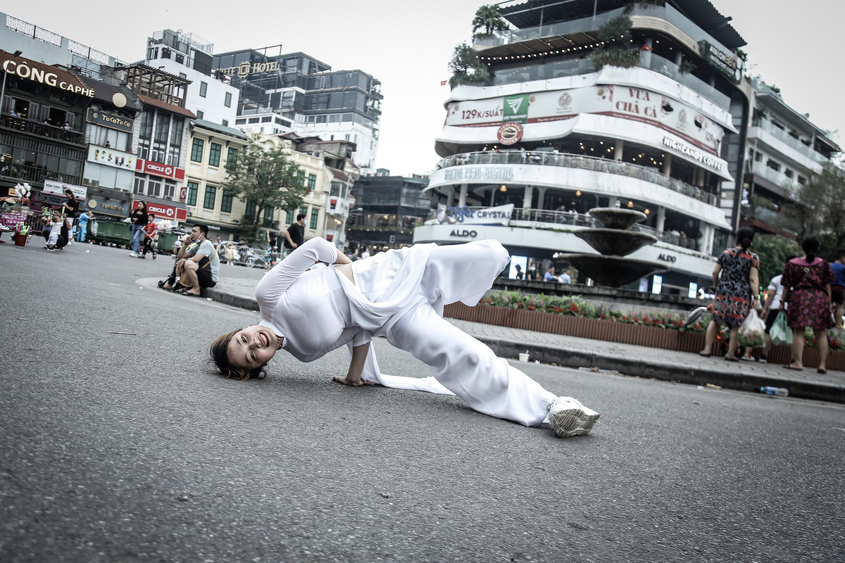 Lý do khiến Thùy Vũ không đáp trả bởi: "Mình nghĩ mỗi người 1 quan điểm. Ngày trước mình đi tập nhảy hip-hop cũng bị nói là con gái thì phải thế này, thế nọ nhưng mình vẫn bỏ qua và tập luyện".