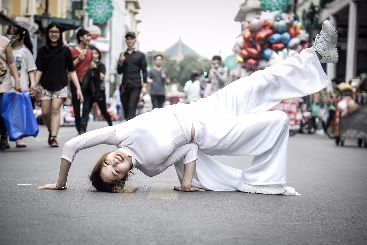 Cụ thể, phe không đồng tình đưa ra bình luận rằng: "Chẳng thấy ngầu ở đâu. Chỉ thấy hình ảnh áo dài phản cảm" hay "Tôi chỉ muốn nói rằng áo dài là trang phục truyền thống, là đại diện cho người Việt Nam nên không thể chụp quốc phục mà tạo kiểu như vậy được.".