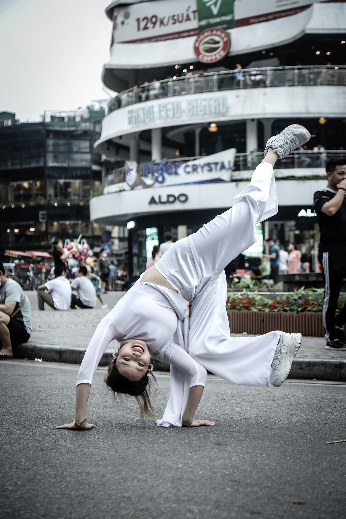 "Thấy ok mà. Áo dài mang giày nhảy múa thấy cũng được đấy chứ! Không sao đâu, mặc áo dài và khẳng định áo dài nhiều lên nha mọi người ơi" hay "Đỉnh! Cơ mà áo dài khá là bó nên không biết lúc nhảy có khó khăn gì không nhỉ?" là nhóm ủng hộ màn phá cách của Bgirl Thùy Vũ.