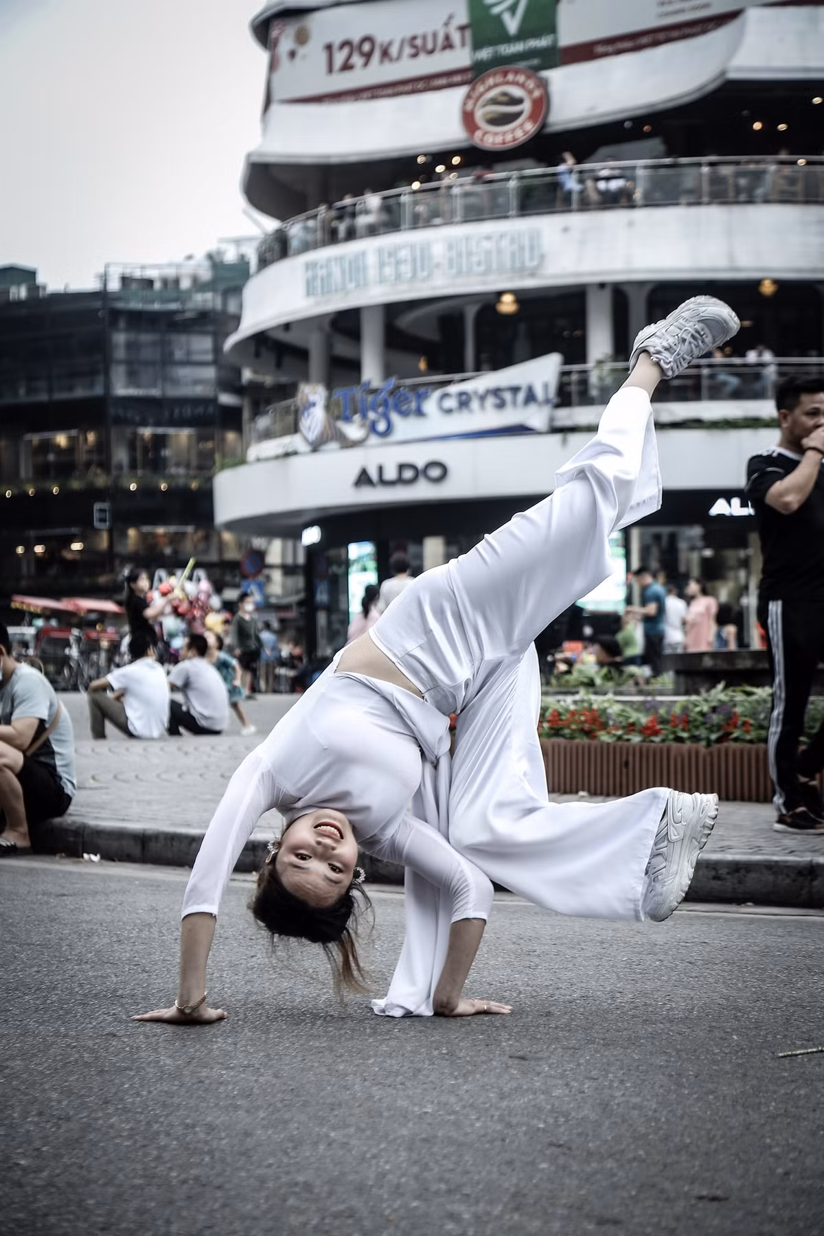 "Thấy ok mà. Áo dài mang giày nhảy múa thấy cũng được đấy chứ! Không sao đâu, mặc áo dài và khẳng định áo dài nhiều lên nha mọi người ơi" hay "Đỉnh! Cơ mà áo dài khá là bó nên không biết lúc nhảy có khó khăn gì không nhỉ?" là nhóm ủng hộ màn phá cách của Bgirl Thùy Vũ.