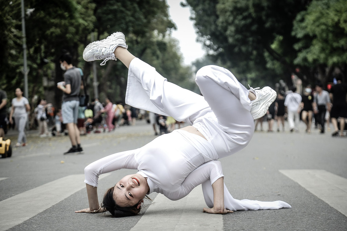 So với chuyện mặc áo dài đi sneaker thông thường, bộ ảnh mới đây được chụp lại trên phố đi bộ độc đáo gấp đôi nên ý kiến trái chiều cũng tăng không ít.