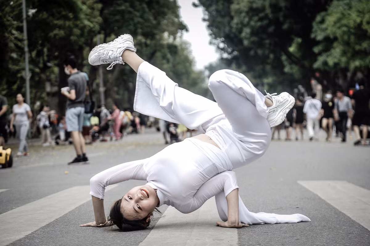 So với chuyện mặc áo dài đi sneaker thông thường, bộ ảnh mới đây được chụp lại trên phố đi bộ độc đáo gấp đôi nên ý kiến trái chiều cũng tăng không ít.