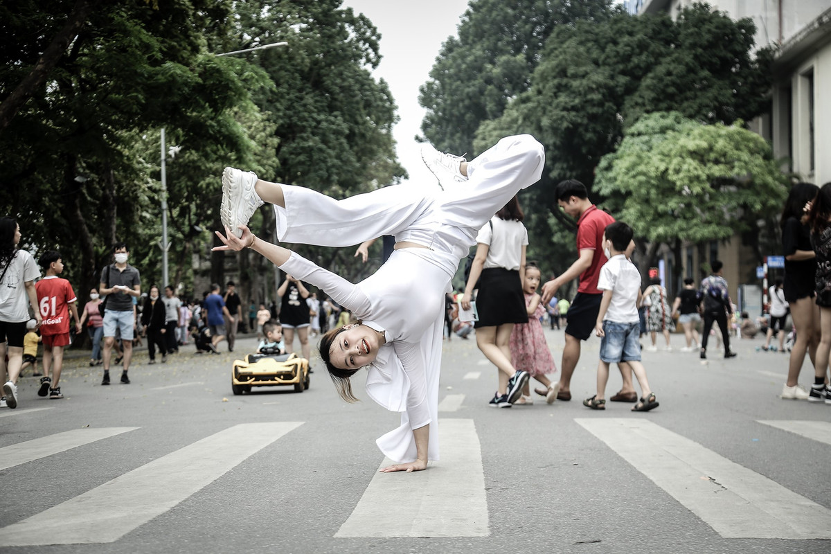 Nếu bạn là "người chơi hệ hiphop" thì Vũ Thùy là cái tên không còn xa lạ khi cô nàng này là thành viên nổi trong nhóm nhảy hiphop quy tụ các bạn nữ có tên Bgirl Fake.