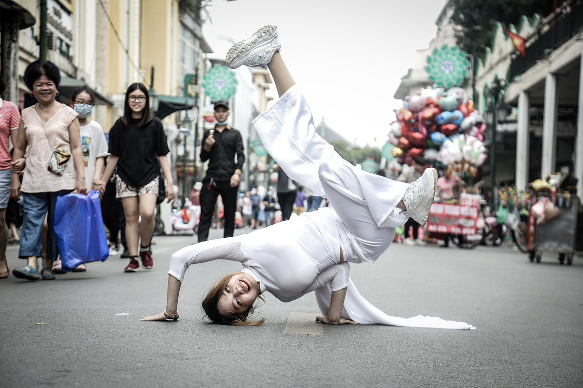 Được biết chủ nhân của bộ ảnh này là Vũ Thùy (SN: 1996, đến từ Hà Nội). Hiện tại Thuỳ đang là kiến trúc sư nhưng lại có niềm đam mê đặc biệt với hip-hop.