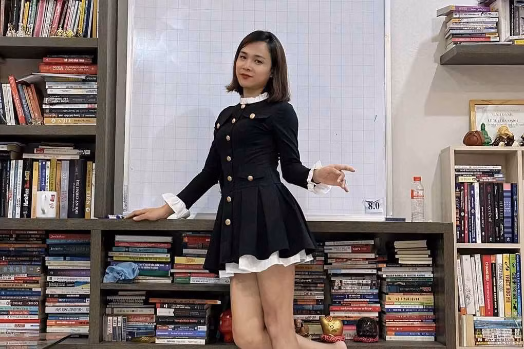 Lê Tiêu Linh (tên thật Lê Tiểu Luân, SN 1991, Bình Định) là giáo viên tiếng Anh, nhà sáng tạo nội dung thu hút hơn 450.000 lượt theo dõi trên mạng xã hội. Hiện tại, người đẹp sinh sống và làm việc chủ yếu ở TP HCM.