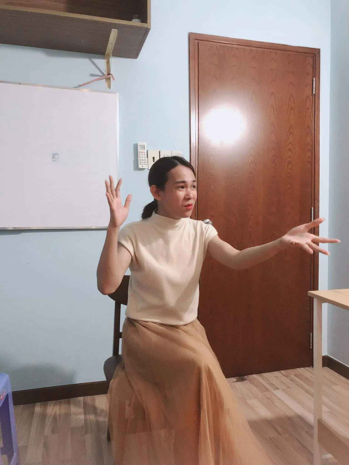 Sau hai lần thi nhan sắc, Tiêu Linh quyết định rời xa giới giải trí và chuyển hướng trở thành cô giáo tiếng Anh. Cô dành toàn bộ thời gian để tìm kiếm những phương pháp dạy học gần gũi, thực tế để học sinh dễ dàng tiếp thu.