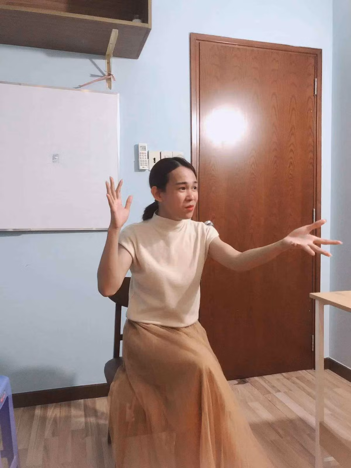 Sau hai lần thi nhan sắc, Tiêu Linh quyết định rời xa giới giải trí và chuyển hướng trở thành cô giáo tiếng Anh. Cô dành toàn bộ thời gian để tìm kiếm những phương pháp dạy học gần gũi, thực tế để học sinh dễ dàng tiếp thu.