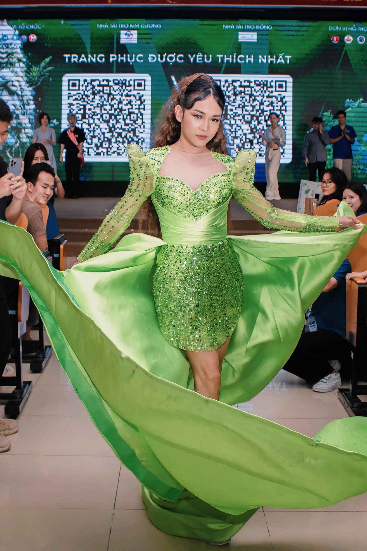 Khác với hình ảnh cá tính, phá cách trước kia, Tiêu Linh hiện theo đuổi phong cách thời trang thanh lịch, trưởng thành. Cô gắn liền với những mẫu váy dáng dài, kín đáo và có màu sắc trung tính.