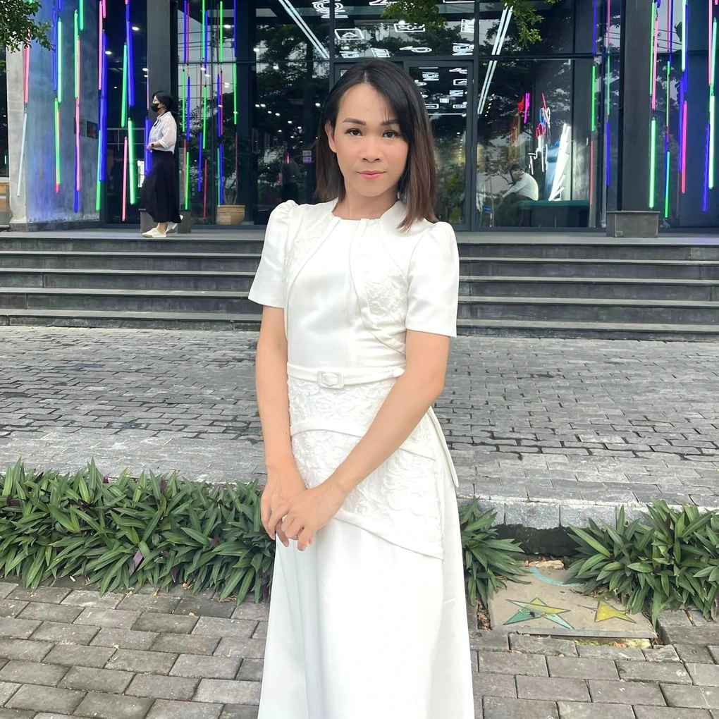 Không thành danh khi đi thi các cuộc thi nhan sắc dành cho giới LGBT, người đẹp sinh năm 1991 chuyển hướng sang công việc dạy ngoại ngữ. Những bài giảng hài hước, gần gũi của cô nhanh chóng thu hút hàng triệu lượt xem trên mạng xã hội.