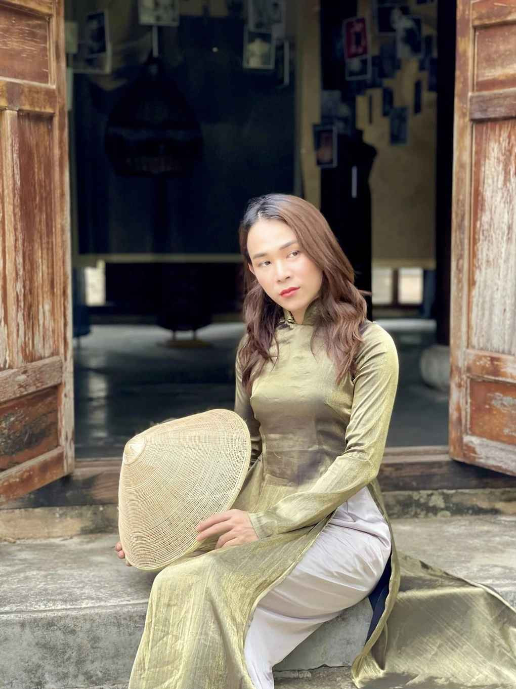 Trước khi sống thật với bản thân, Tiêu Linh vốn là con trai út trong gia đình, được bố mẹ yêu quý và đầu tư cho học hành. Hành trình công khai giới tính thật của cô trải qua nhiều nước mắt, không được gia đình ủng hộ ngay từ đầu.