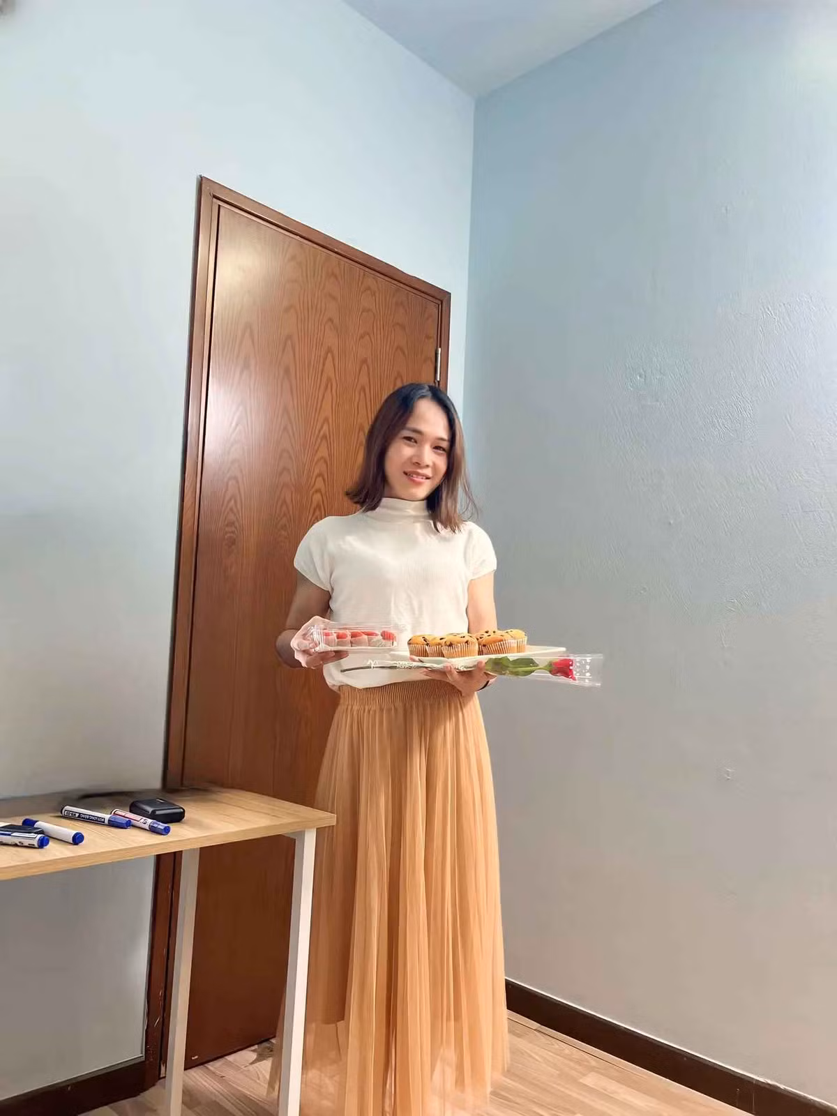 Gắn bó với công việc giảng dạy, Tiêu Linh không để bản thân trở nên nhàm chán trong mắt học sinh. Dù làm việc tại nhà, người đẹp gốc Bình Định không ngại "ăn diện" với những bộ cánh có thiết kế điệu đà.