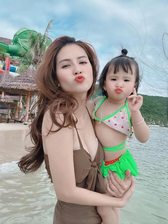 Có thể thấy, Thiên An đã mạnh dạn diện đồ tắm đầy sexy để khoe trọn đường cong cơ thể. Dù ăn Tết khá "kĩ" nhưng giờ đây, cô nàng vẫn giữ được 3 vòng chuẩn chỉnh đáng ghen tị.