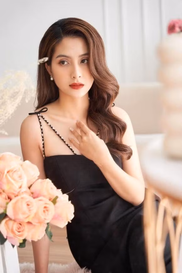 Tuy nhiên, người đẹp 9X vẫn bị nhóc tì nhà mình giật spotlight. Diện bộ bikini 2 mảnh họa tiết dễ thương, bé Sol đã gây sốt với chiếc bụng mỡ tròn ủm.