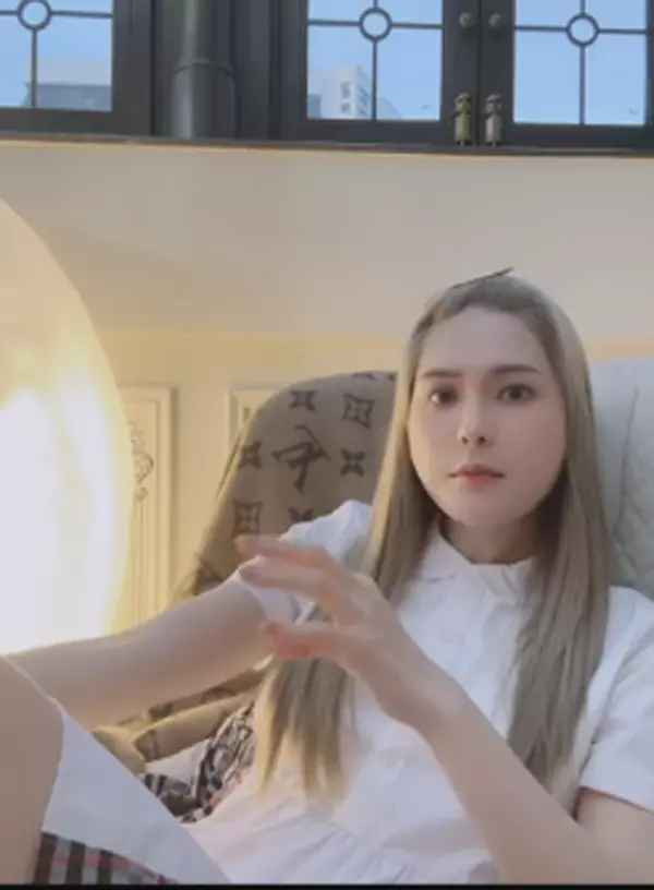 Theo "nữ đại gia quận 7", do Hana nạp thẻ game hết cả trăm triệu trong tài khoản của bố nên 2 mẹ con đã thẳng thắn nói về vấn đề này.