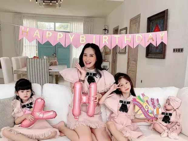 Lý giải về việc cho con dùng ipad sớm, đại gia quận 7 cho hay do cô bé học trường quốc tế, học tập, nộp bài,... đều sử dụng ipad là chính nên vợ chồng cô buộc phải mua thiết bị này về cho con dùng.