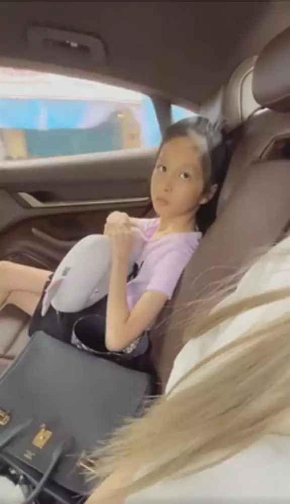 Mới đây trên trang cá nhân, Đoàn Di Băng đã đăng tải clip về cuộc trò chuyện của mình với cô con gái đầu tên Hana.