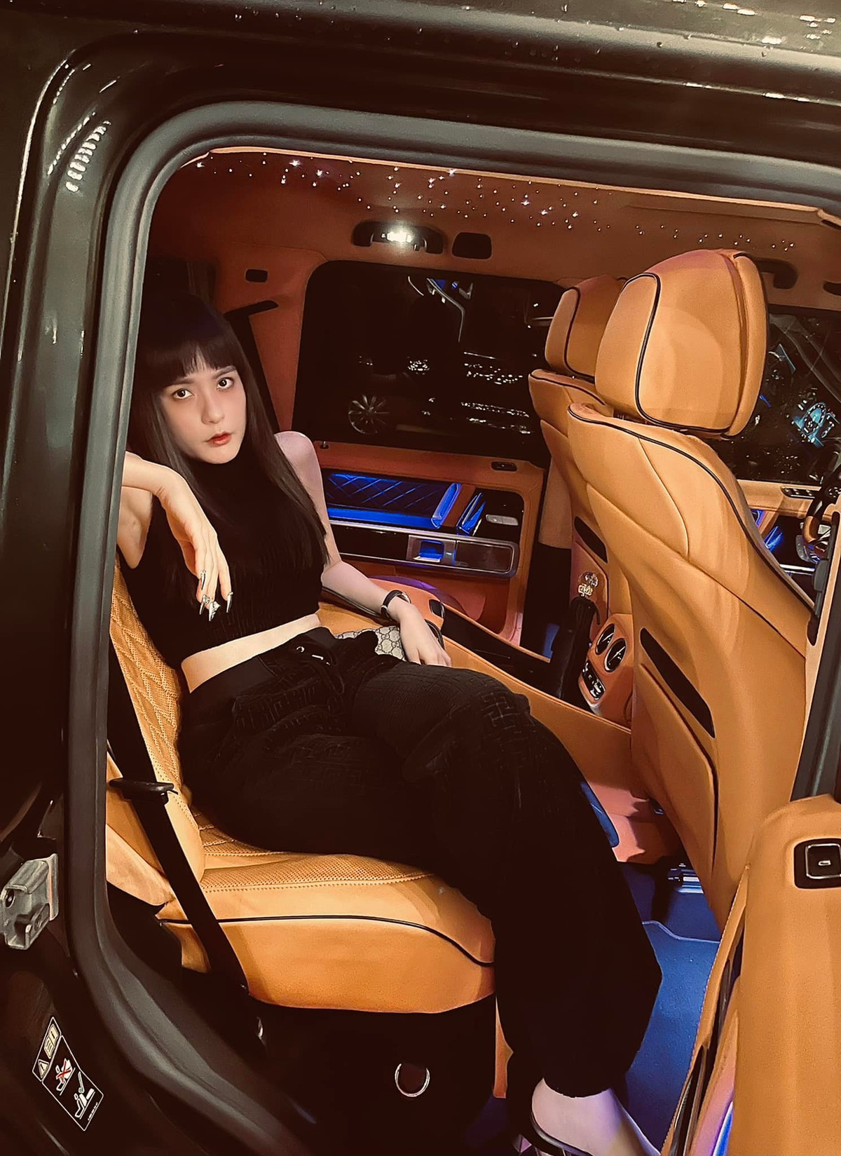 Bên cạnh đó, CEO họ Nguyễn còn thường xuyên trêu chọc bà xã, Đoàn Di Băng cũng "lầy lội" không kém. Cả hai không ít lần "troll" nhau trên mạng xã hội với những câu chuyện khó đỡ, khiến người hâm mộ thích thú.