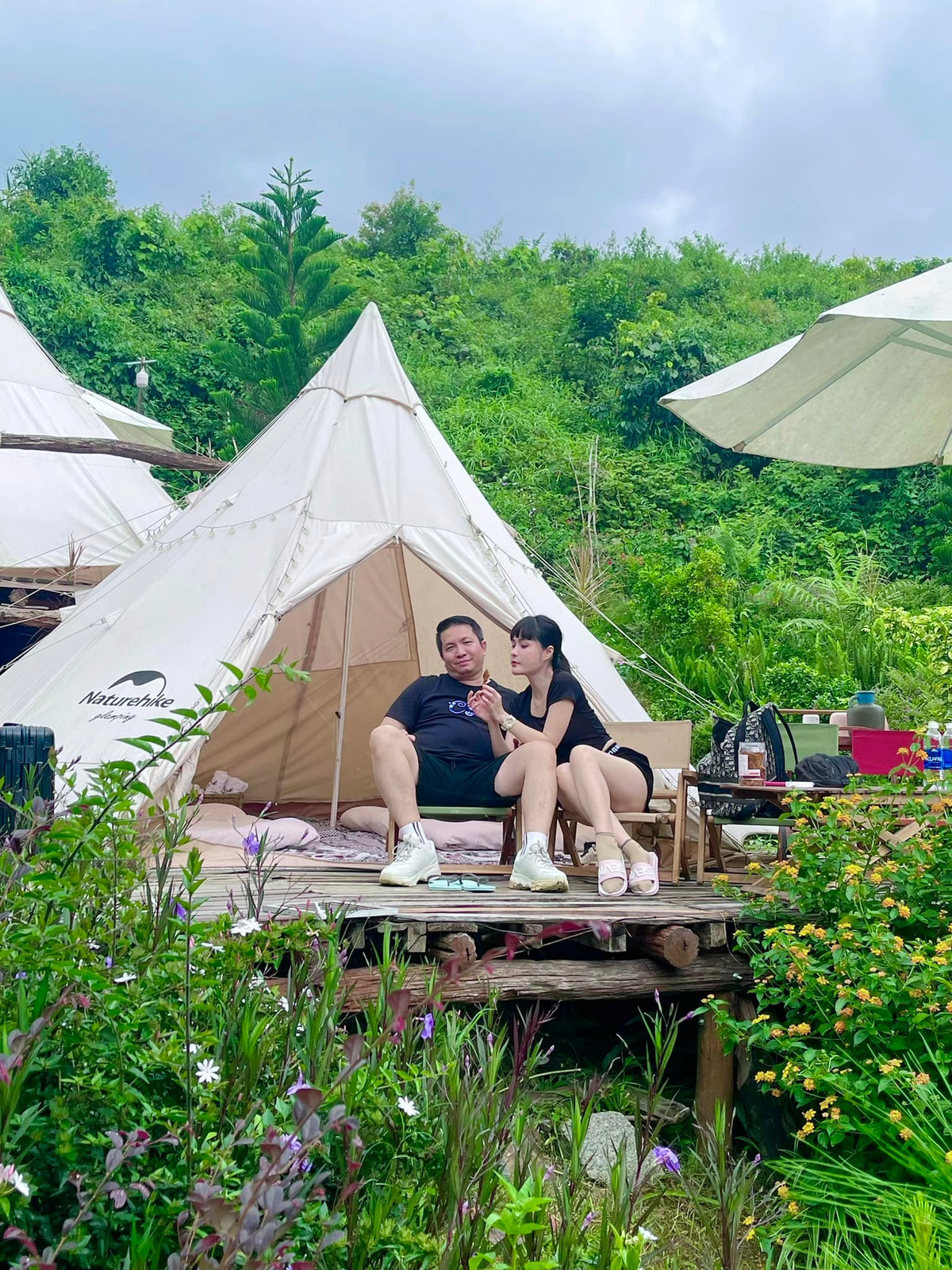 Đính kèm loạt ảnh, chồng nữ đại gia quận 7 khuyến cáo mọi người: "Đừng coi tấm cuối, anh mắc cỡ". Sự úp mở của ông xã Đoàn Di Băng càng khiến dân tình tò mò, kéo xem đến ảnh cuối cùng.