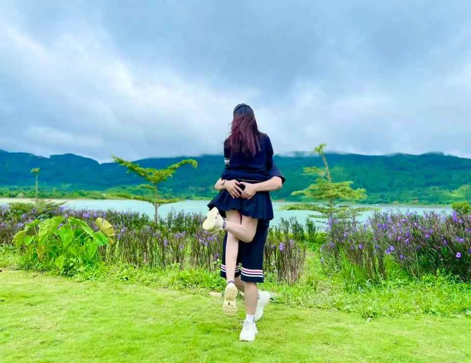 Đến đây, ai nấy cũng phải bật cười trước sự lầy lội của nam doanh nhân. Bàn tay anh dừng đúng ở vòng 3 của bà xã. Đã thế, ông bố 3 con còn bá đạo tạo hình trái tim.