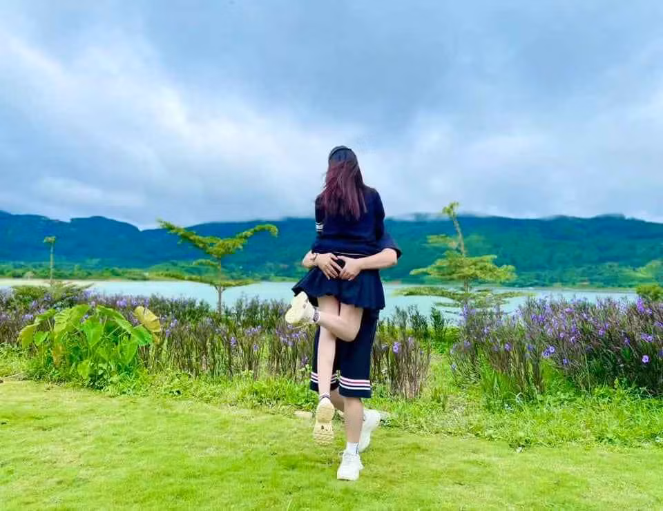 Đến đây, ai nấy cũng phải bật cười trước sự lầy lội của nam doanh nhân. Bàn tay anh dừng đúng ở vòng 3 của bà xã. Đã thế, ông bố 3 con còn bá đạo tạo hình trái tim.