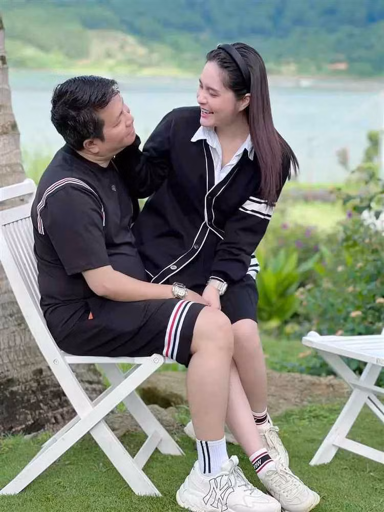 Những khoảnh khắc cực tình của cặp vợ chồng đại gia trong chuyến dã ngoại.